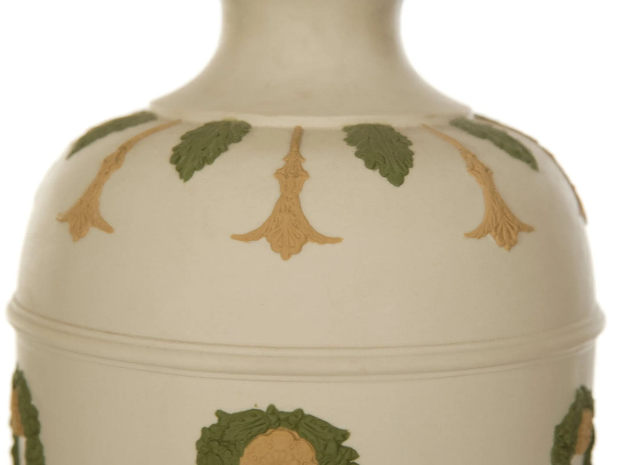 Neoclassical-style Ceramic Table Lamp with Garlands
