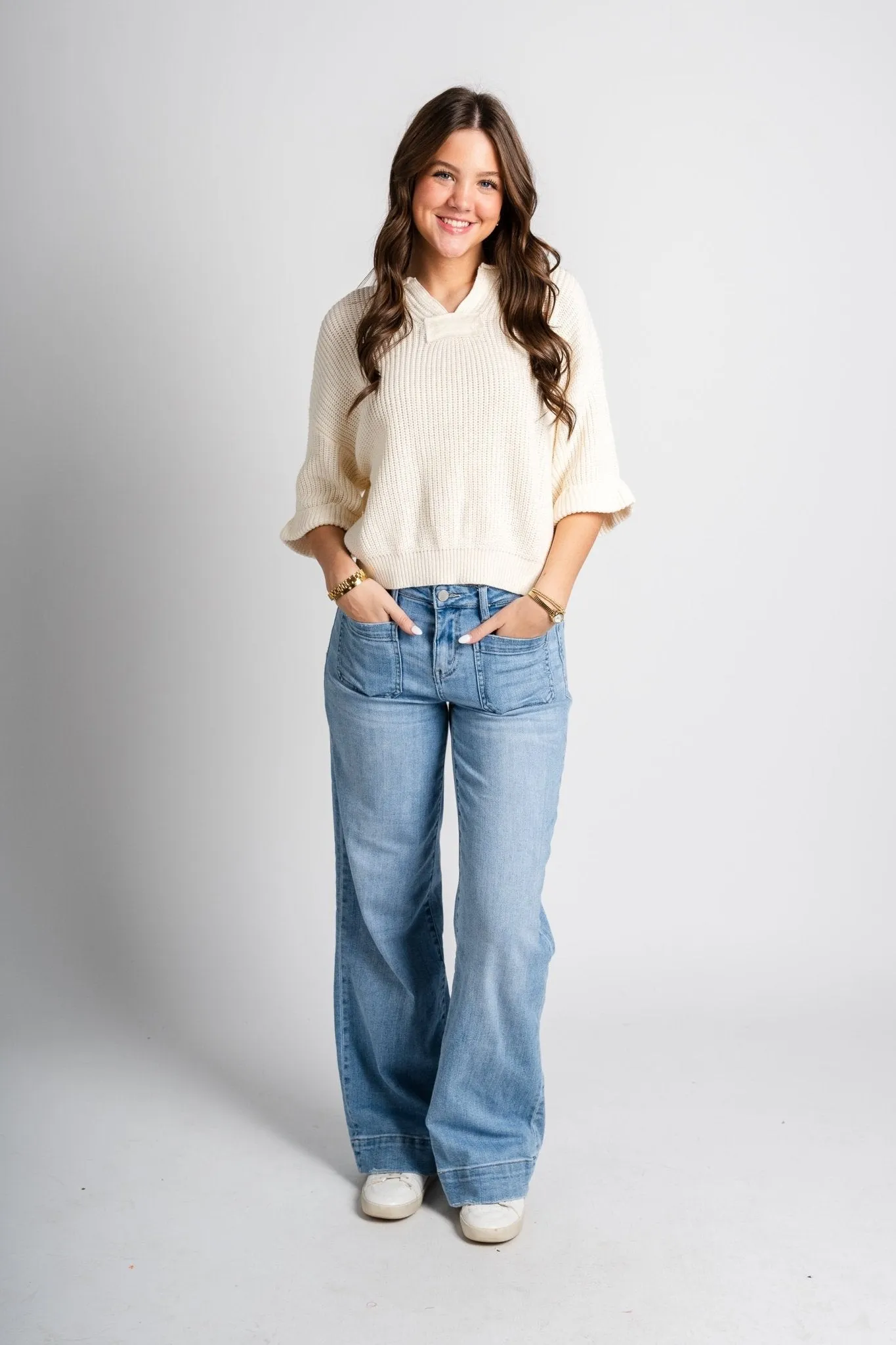 Notch neck sweater cream