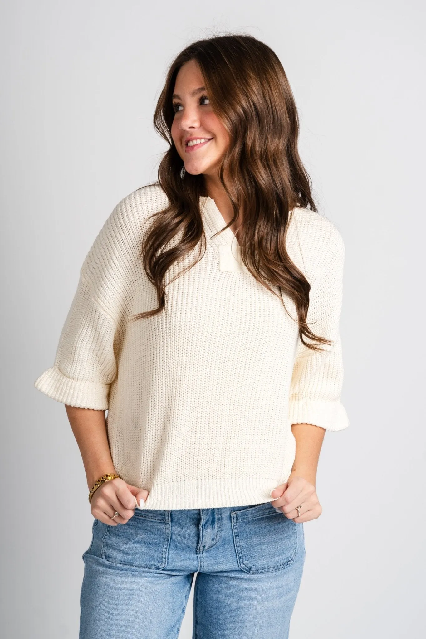 Notch neck sweater cream