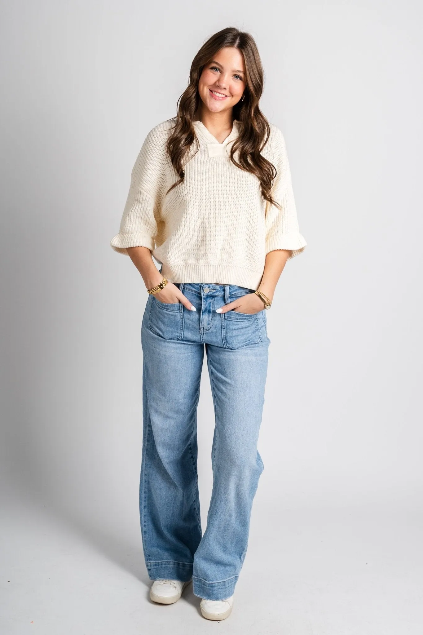 Notch neck sweater cream