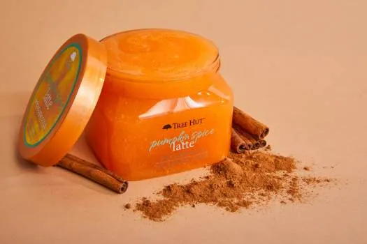 TREE HUT Tree Hut Pumpkin Spice Latte Shea Sugar Scrub مقشر الجسم بسكر الشيا في رائحة الخريف