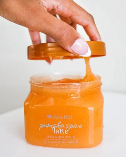 TREE HUT Tree Hut Pumpkin Spice Latte Shea Sugar Scrub مقشر الجسم بسكر الشيا في رائحة الخريف